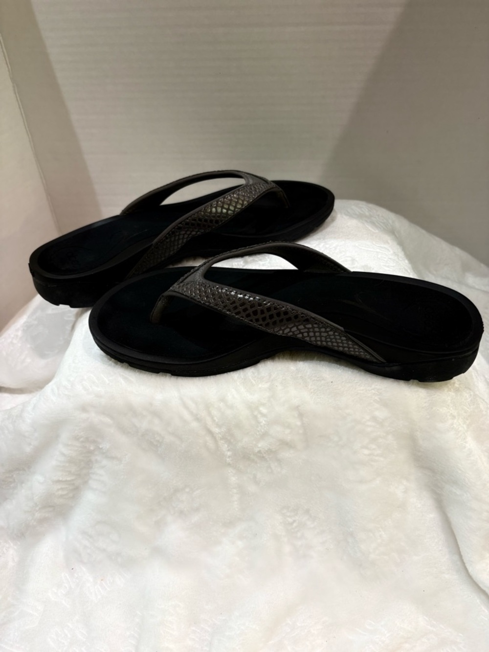ABEO WOMAN’S PEWTER ALEA B.I.O. SYSTEM THONG SANDALS SIZE 8N
IN BOX - Picture 8 of 14